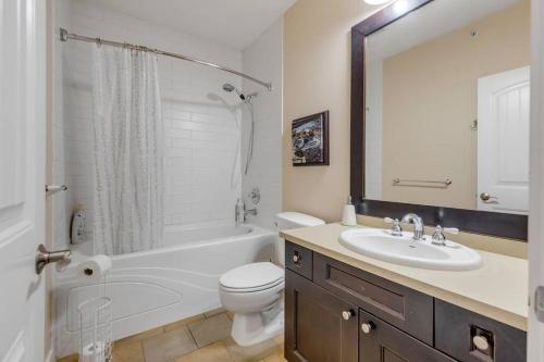 y baño con lavabo, aseo y bañera. en Your personal oasis! 3 bedroom condo! Top floor!, en West Kelowna