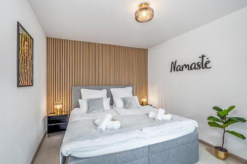 a bedroom with a large bed with two stuffed animals on it at NAMASTÉ Homes - Ferienwohnung mit Dachterrasse in Bad Windsheim
