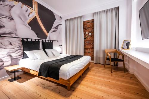 a bedroom with a large bed in a room at Apartamenty Schoeps Residence in Poznań