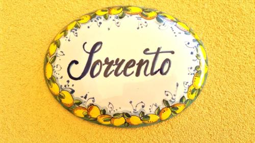 a plate with the word continent on a yellow wall at La bella costiera monolocale in Sant'Egidio del Monte Albino