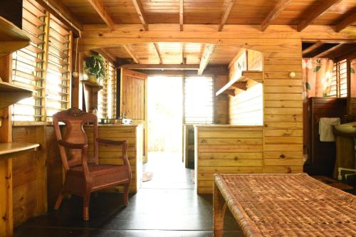 una habitación con una mesa y una silla en una cabaña en Somali Jungle Eco Lodge and Cabins 