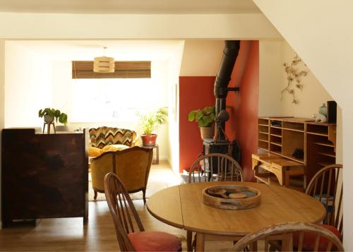 cocina y comedor con mesa y sillas en Sunny Seaside Sanctuary - Two Bedroom Apartment en Brighton & Hove