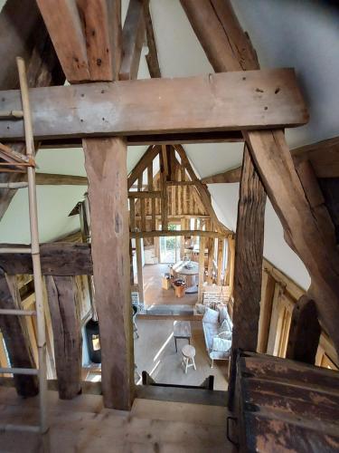 - un salon avec poutres apparentes dans l'établissement Le Cocon, Gîte du Manoir de La Porte, à Les Authieux-sur-Calonne