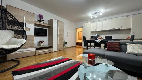 een woonkamer met een bank en een tafel bij VDK Apartament Swiss Village in Sibiu