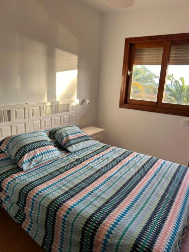 En eller flere senge i et værelse på VERAMAR Prime Beachfront Location, Free Parking, Steps to the Sand