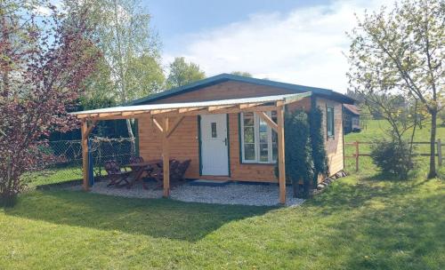 姆龍戈沃的住宿－Domek 4 -os Szwedzki w Campark Service "Zielony Zakątek"，小木屋,在院子里设有野餐桌