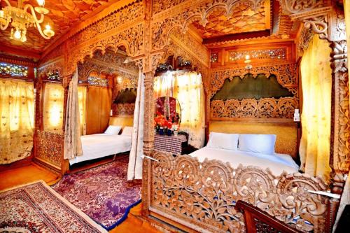 1 dormitorio con 1 cama ornamentada en una habitación en Heritage Houseboats Kashmir, en Srinagar