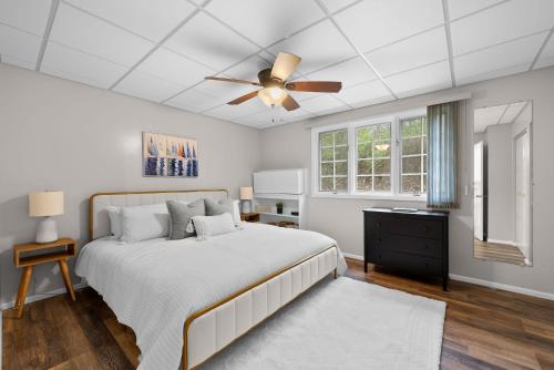 a bedroom with a bed and a ceiling fan at New Lake View Retreat Pool 4min to Beach in Lake Geneva