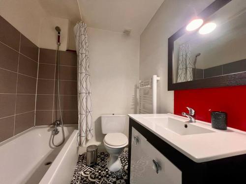 une salle de bain avec un lavabo, des toilettes et une baignoire dans l'établissement Appartement 2 prsn Au pied de la Citadelle, à Besançon
