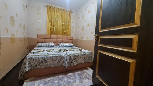 Llit o llits en una habitació de Top Shkodra location