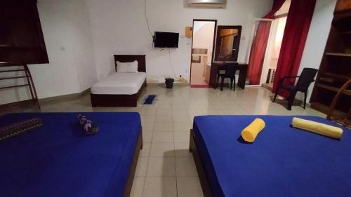 Hotel City Light Budget في كولومبو: غرفه فندقيه سريرين في غرفه