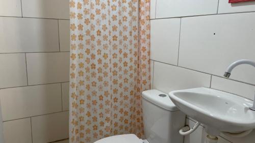 y baño con aseo y lavamanos. en HOSTEL DA LÚ en Pirenópolis