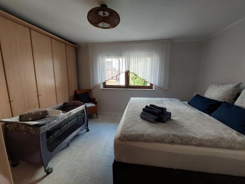 Un dormitorio con una cama con una maleta. en Ferienhaus Triebesgrund en Zeulenroda