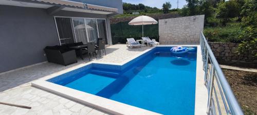 a swimming pool in a yard next to a house at Zelena Maslina in Bar
