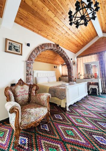 a bedroom with a bed and a couch in a room at Villa Parku Rinia in Korçë