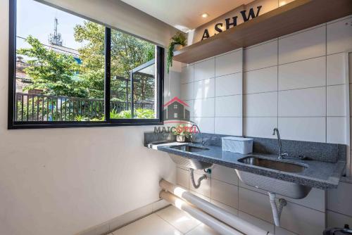 una cocina con 2 lavabos y una ventana en AA - Studio Encantador na Bela Vista, Próximo à Avenida Paulista, en São Paulo