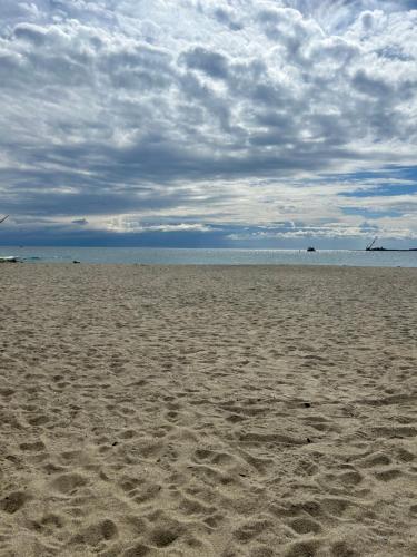 サヴォーナにあるHotel San Marcoの砂の足跡が残る空の海岸