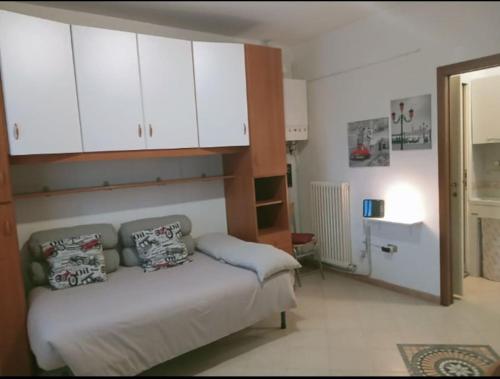 Un dormitorio con una cama con dos almohadas encima. en Appartamento monolocale a Modena, en Módena