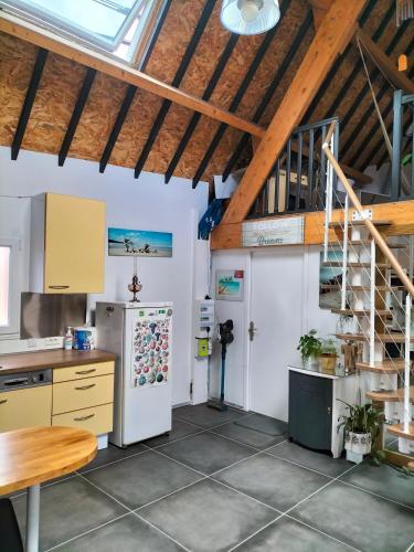 une cuisine avec un plafond voûté et un escalier dans l'établissement Beach house, à La Turballe