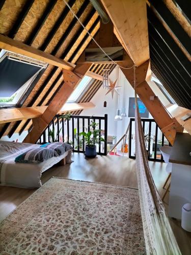 une chambre avec un hamac dans un loft dans l'établissement Beach house, à La Turballe