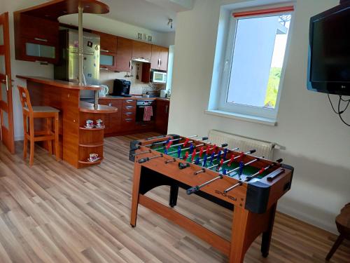 una sala de estar con una mesa de juegos en la cocina en W Rajbrocie u Ewusi, en Rajbrot