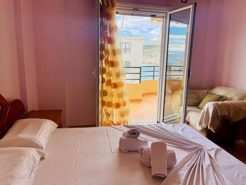 - une chambre avec un lit et 2 serviettes dans l'établissement Ina's Sea View, à Saranda