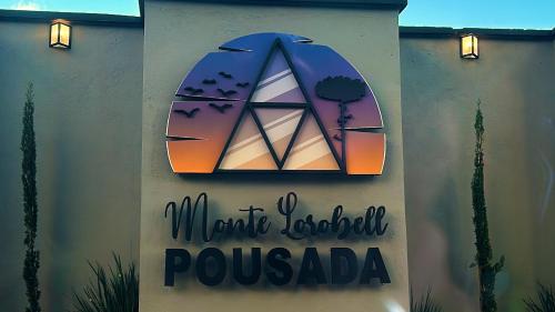 a sign on the side of a wall with a sign at Chalés de Luxo Monte Lorobell A-Frame in Campos do Jordão