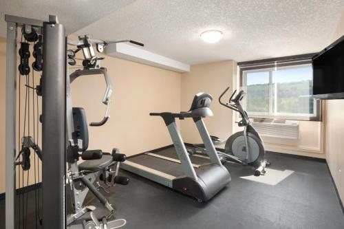 
The fitness center and/or fitness facilities at Days Inn by Wyndham Calgary Northwest
