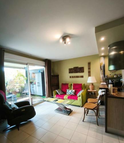 un salon avec un canapé et une table dans l'établissement Le jardin d'Aix-en-Provence, à Aix-en-Provence