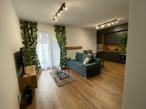 - un salon avec un canapé et une télévision dans l'établissement EM Room, à Cracovie