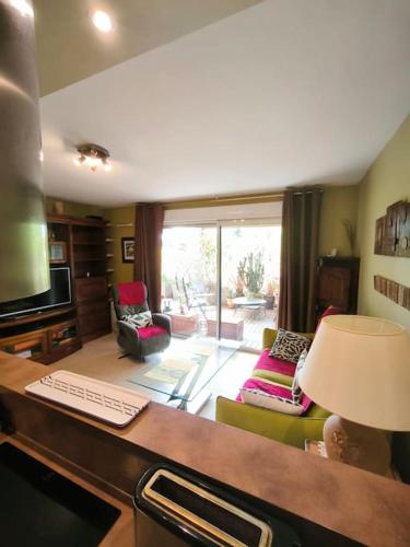 un salon avec un bureau avec un clavier d'ordinateur dans l'établissement Le jardin d'Aix-en-Provence, à Aix-en-Provence