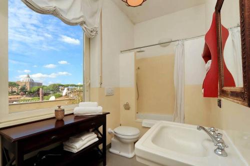 bagno con lavandino, servizi igienici e finestra di Sant'Onofrio Terrace Apartment a Roma