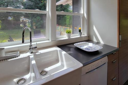 une cuisine avec un évier et une fenêtre dans l'établissement Relaxing in Renton, à Renton