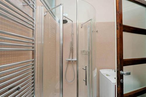 bagno con doccia e servizi igienici. di Saint Peter's Bright Apartment | Romeloft a Roma