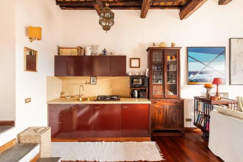 Piazza Mattei Terrace Apartment | Romeloft
