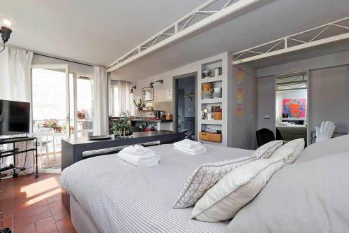 ローマにあるScala Luxury Terrace studioのベッドルーム1室(大きな白いベッド1台、枕2つ付)
