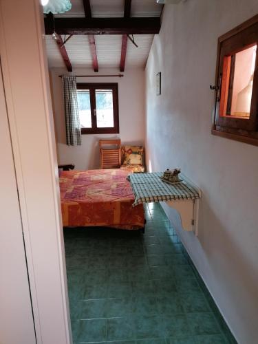 um quarto com uma cama e uma mesa em La Casina di Anna em Porto Vecchio