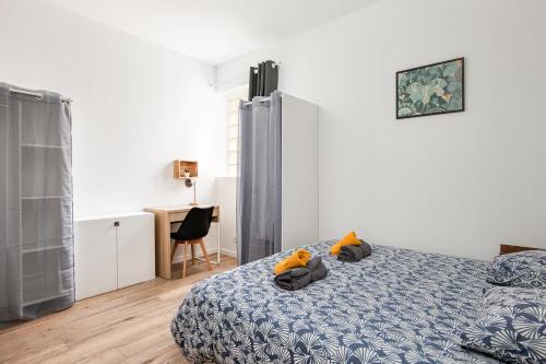 a bedroom with a bed with two stuffed animals on it at Nationale 102 CahorsCityStay in Cahors