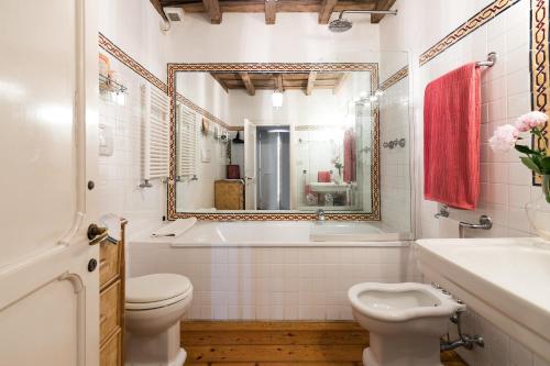 een badkamer met een bad, een toilet en een wastafel bij Farnese Charming Apartment in Rome
