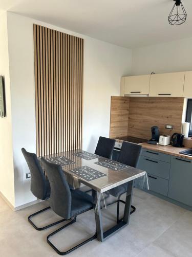 Η κουζίνα ή μικρή κουζίνα στο Casa Connie Apartments Valbandon