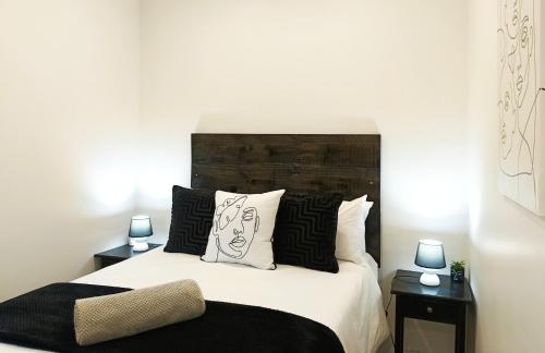 Een bed of bedden in een kamer bij Olive Tree Studio Apartment
