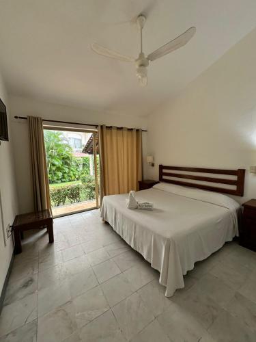 Una cama o camas en una habitación de Aca Suites Ixtapa