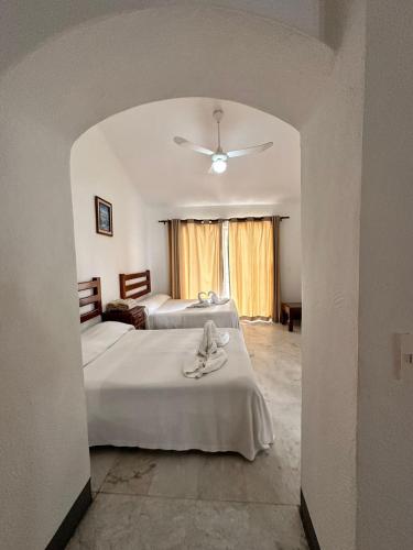Una cama o camas en una habitación de Aca Suites Ixtapa
