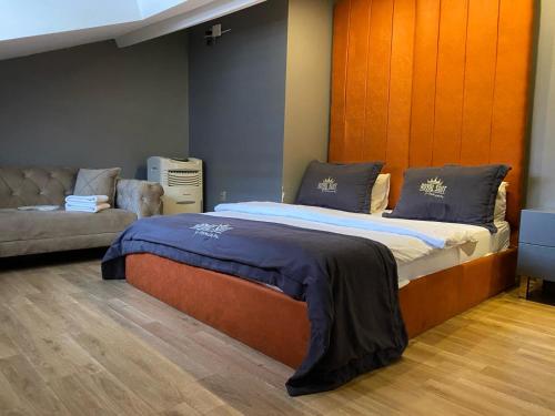 Una cama o camas en una habitación de Royal Suit Premium