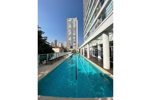 una piscina en medio de un edificio en SP Stays Emotion - Brooklin, en São Paulo