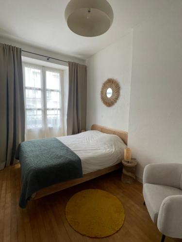 une chambre avec un lit, une fenêtre et un canapé dans l'établissement appartement Feydeau's friends, à Nantes
