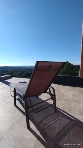 格拉馬杜的住宿－Suites nas Nuvens Premium，坐在屋顶上的长凳