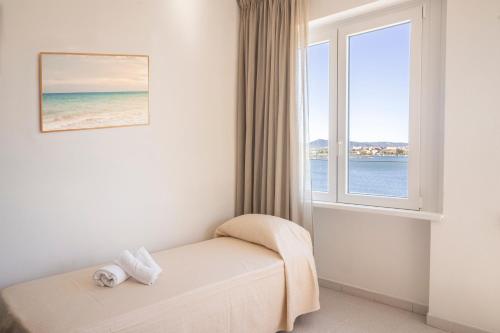 een kamer met een bed en een raam bij Hotel De Plam in Olbia