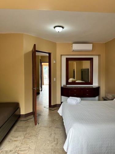 Una cama o camas en una habitación de Aca Suites Ixtapa