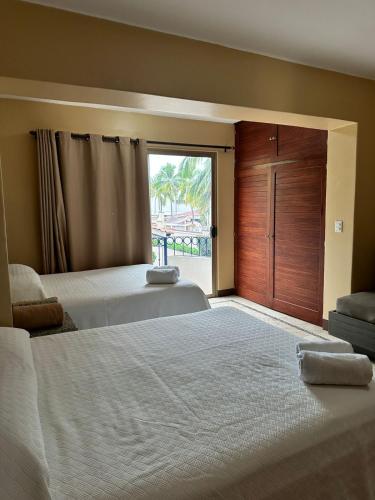 Una cama o camas en una habitación de Aca Suites Ixtapa